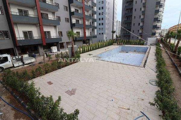 Newly-Built Seaside Flats with Pool and Parking in Mersin