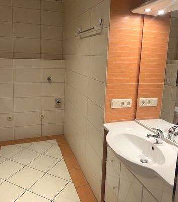 eingebauter Waschtisch mit beleuchtetem Spiegel (WM-Anschluss inkl.)