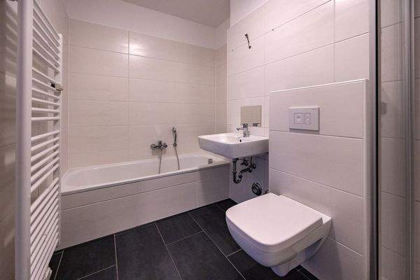 modernisiertes Bad mit Dusche und Badewanne