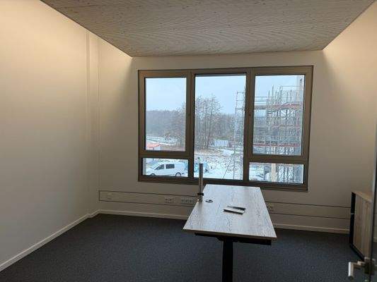 Büro mit großer Fensterfront