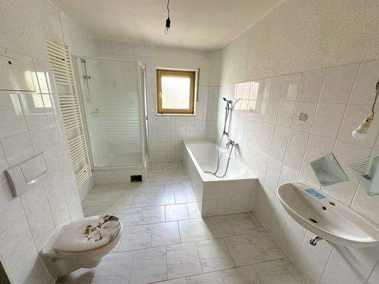 Badezimmer mit Badewanne und Dusche im Dachgeschoss