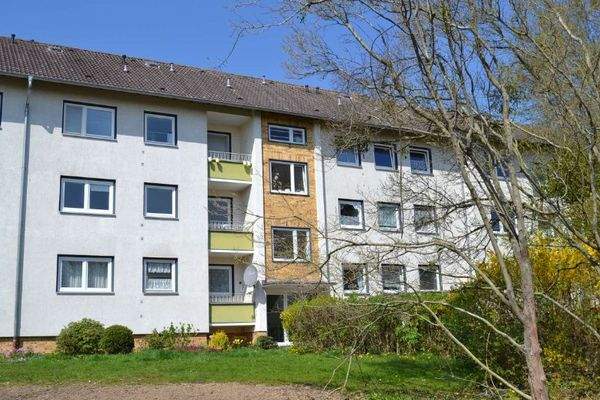 Birkenallee 97: Außenansicht auf den Eingangsbereich eines Wohngebäudes mit Satteldach.