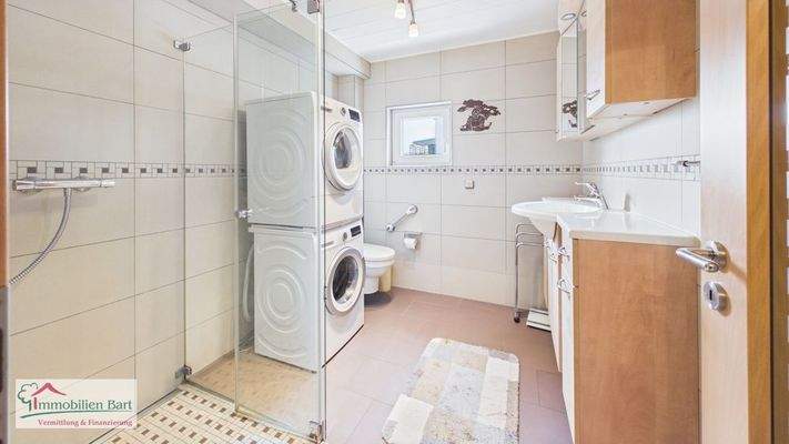 Duschbad mit Waschmaschinenanschluss