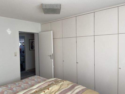 Schlafzimmer mit Einbauschränken