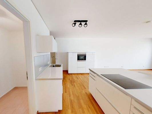 Offene Küche mit angrenzendem Waschraum