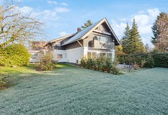 Hausansicht mit Garten