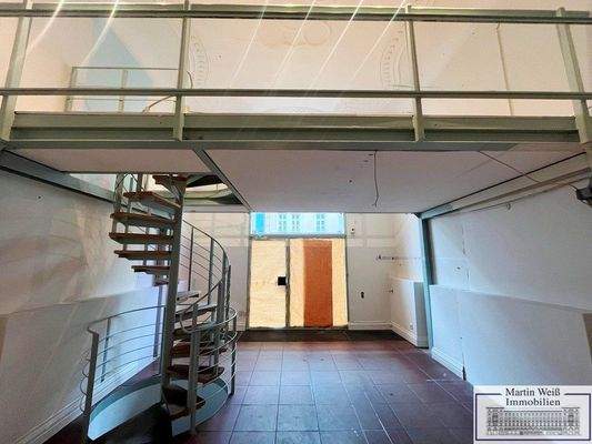 Ladenfläche mit Treppe zur Galerieebene