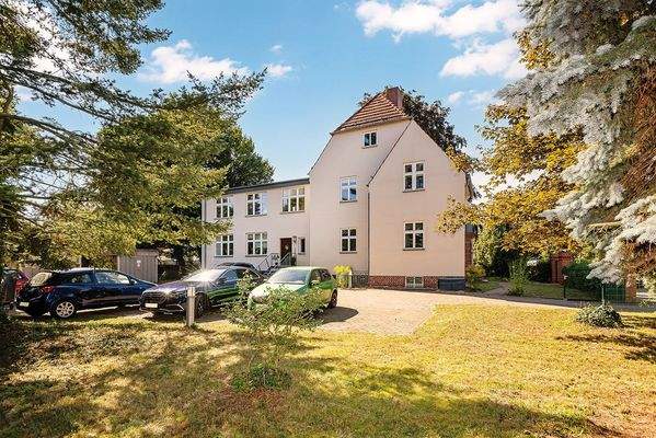 Außenansicht mit Stellplätzen