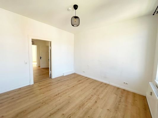 Hauptschlafzimmer mit angrenzendem Wannenbad.jpg