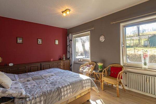 Schlafzimmer mit Blick ins Grüne im EG