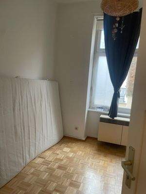 Helles Zimmer mit Fenster