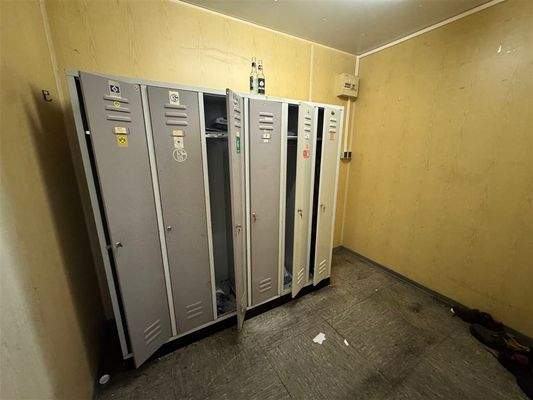 Keiner Bürocontainer in der Halle