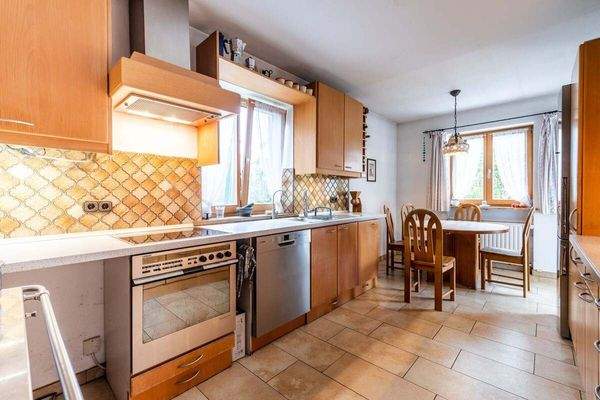 Die Küche mit separater Speisekammer