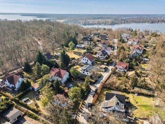Weitläufiger Garten mit altem Baumbestand und sonn