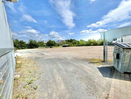 geschotterte Fläche, Stellplatz für LKW-s