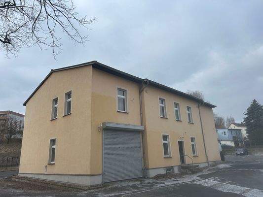 Rückseite Bürogebäude mit Garage und Rolltor