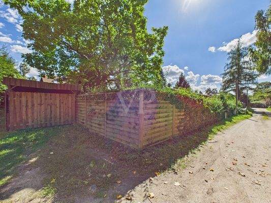 Grundstücksansicht mit Carport