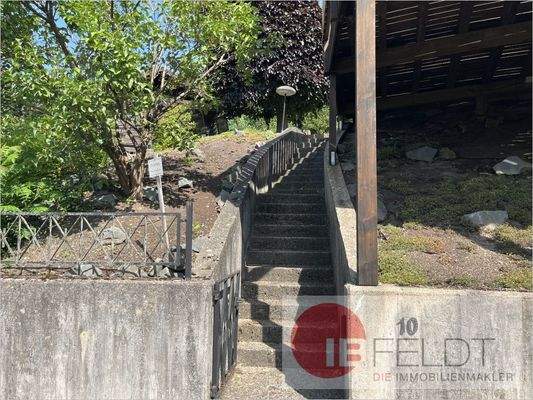 Treppenaufgang von der Straße zur Terrasse