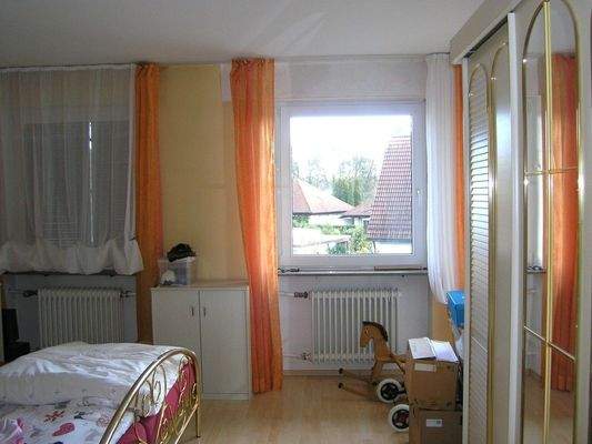 Schlafzimmer Obergeschoss mit Zugang zum Balkon