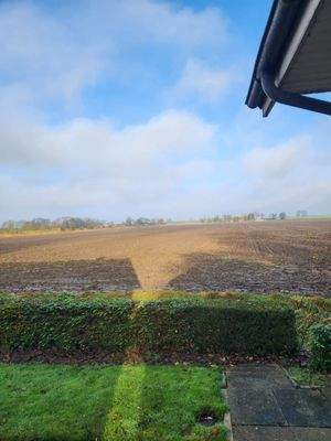 Blick vom Garten auf die Felder