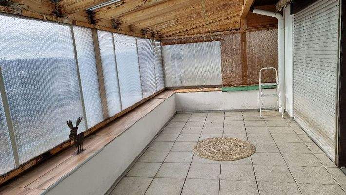 Balkon, teilweise überdacht/windgeschützt