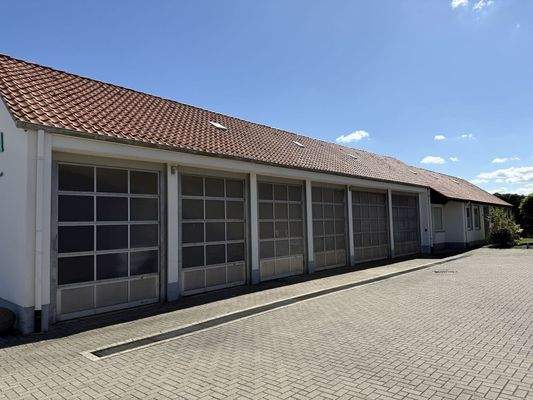 Fahrzeughalle mit Sektionaltoren