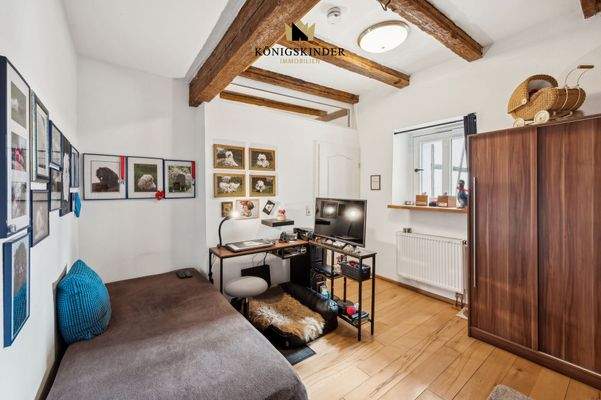 Charmantes Schlafzimmer mit Abstellraum 