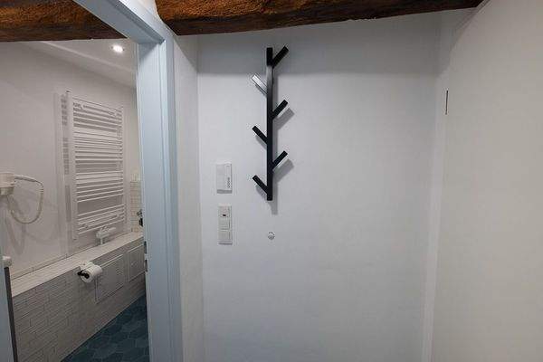 Modernes Bad mit Holzbalken