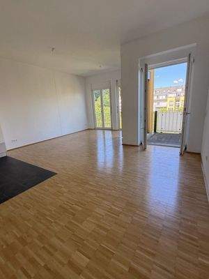 Leere Wohnung mit Balkon