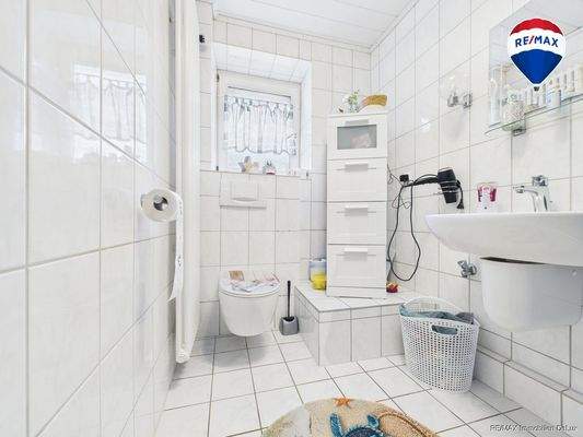 REMAX Immobilien DeLux Eigentumswohnung Badezimmer Schwalbach Mark Borowicz