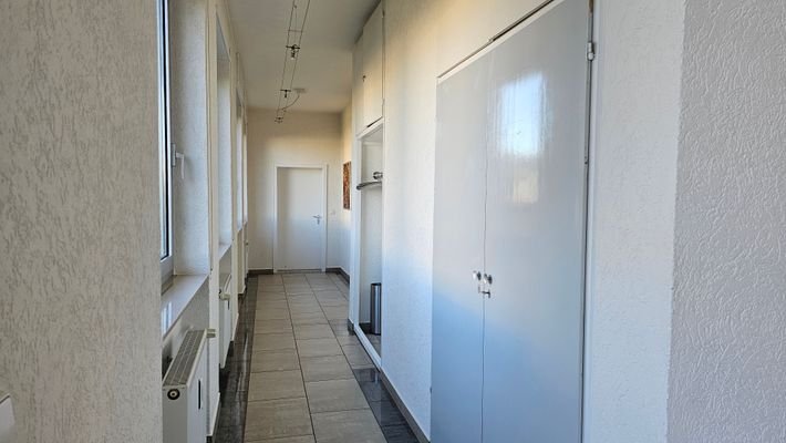 Flur zu Büroräumlichkeit.jpg