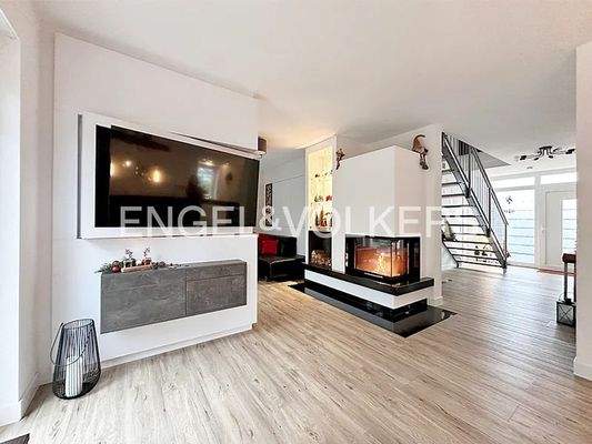 offener Wohnbereich mit Kaminofen und Zugang zum Sommergarten