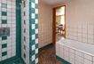 Badezimmer mit Dusche und Badewanne EG