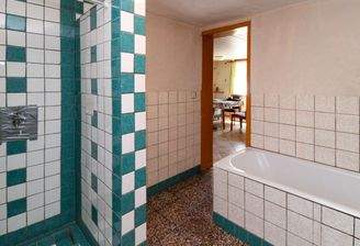 Badezimmer mit Dusche und Badewanne EG