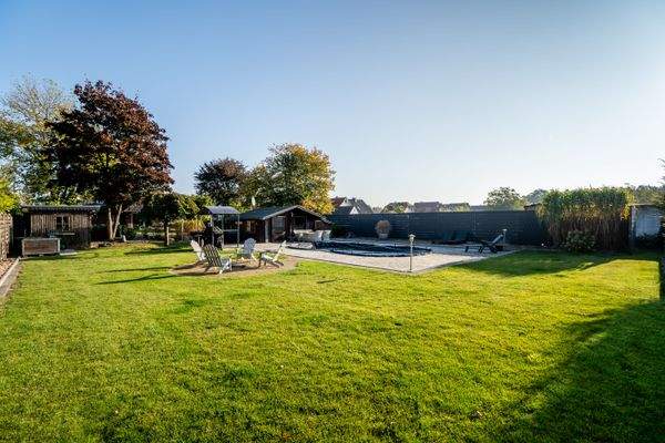 KSH_487_Garten mit Poolanlage