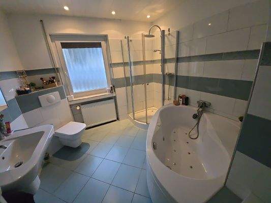 Bad mit Eckbadewanne 31a