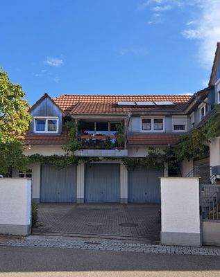 Anwesen mit 3 Garagen und Hof