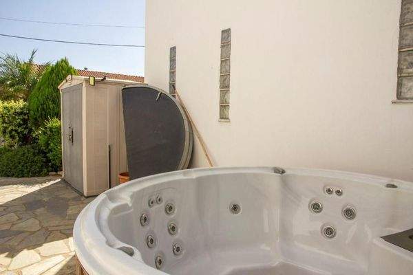 Kreta, Maleme: Traditionelles kretisches Haus zu verkaufen, nur wenige Schritte vom Strand entfernt