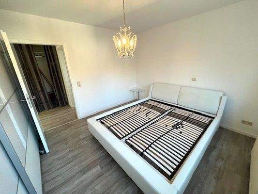 Großes, helles Schlafzimmer 