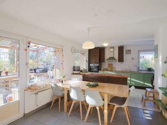 Essbereich mit offener Küche und Gartenzugang