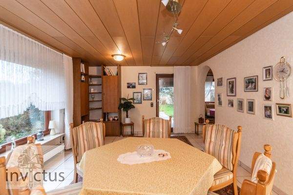 Essbereich mit Blick in den Garten