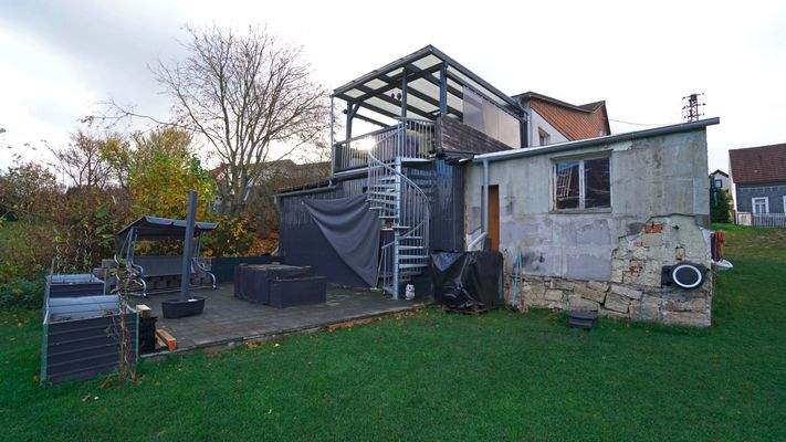 Über eine Wendeltreppe gelangen Sie auf kurzem Wege zur unteren Terrasse und in den Garten