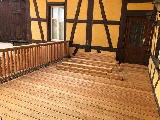 Wohnungseingang und Terrasse