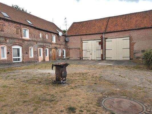 Wohnhaus und Garagen