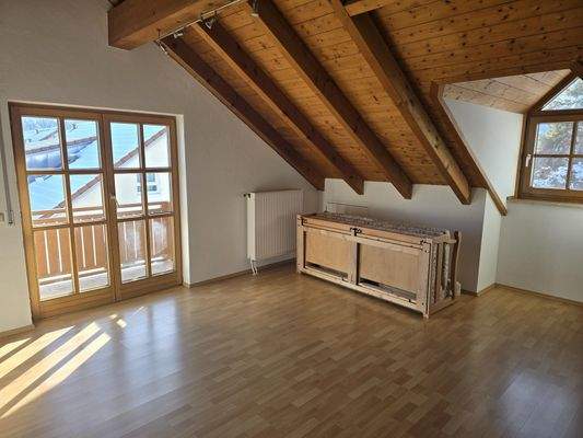 helles Wohnzimmer mit Zugang zum Balkon