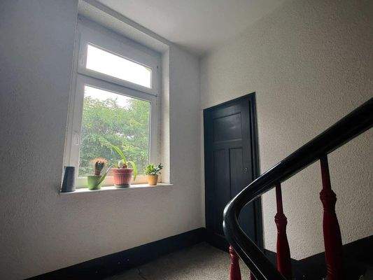 Abstellkammer in der halben Treppe.jpg