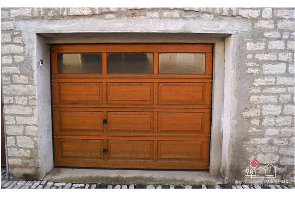 Garage mit elektrischem Torantrieb und Hofzugang