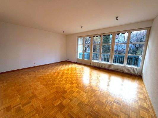 Wohnzimmer mit Blick auf den Balkon