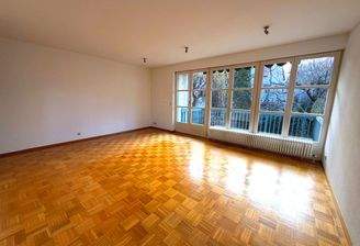 Wohnzimmer mit Blick auf den Balkon