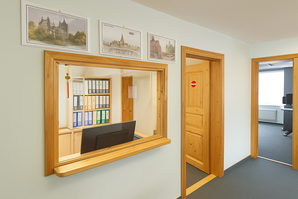 Büroempfang mit Holzrahmen und Türen.png